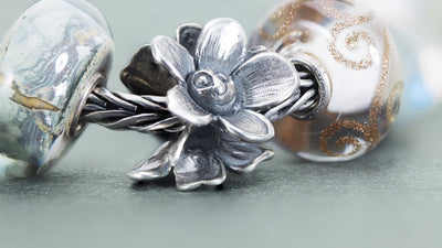 Silber Blume an einer Fuchsschwanz Kette mit Glasbeads